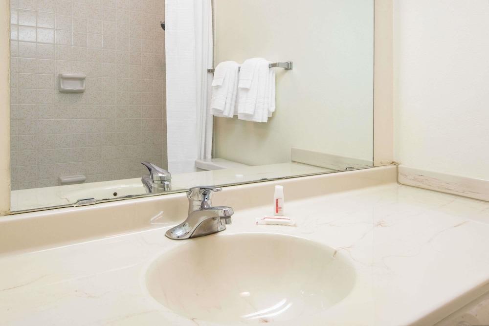 Super 8 By Wyndham Wooster Hotel Luaran gambar
